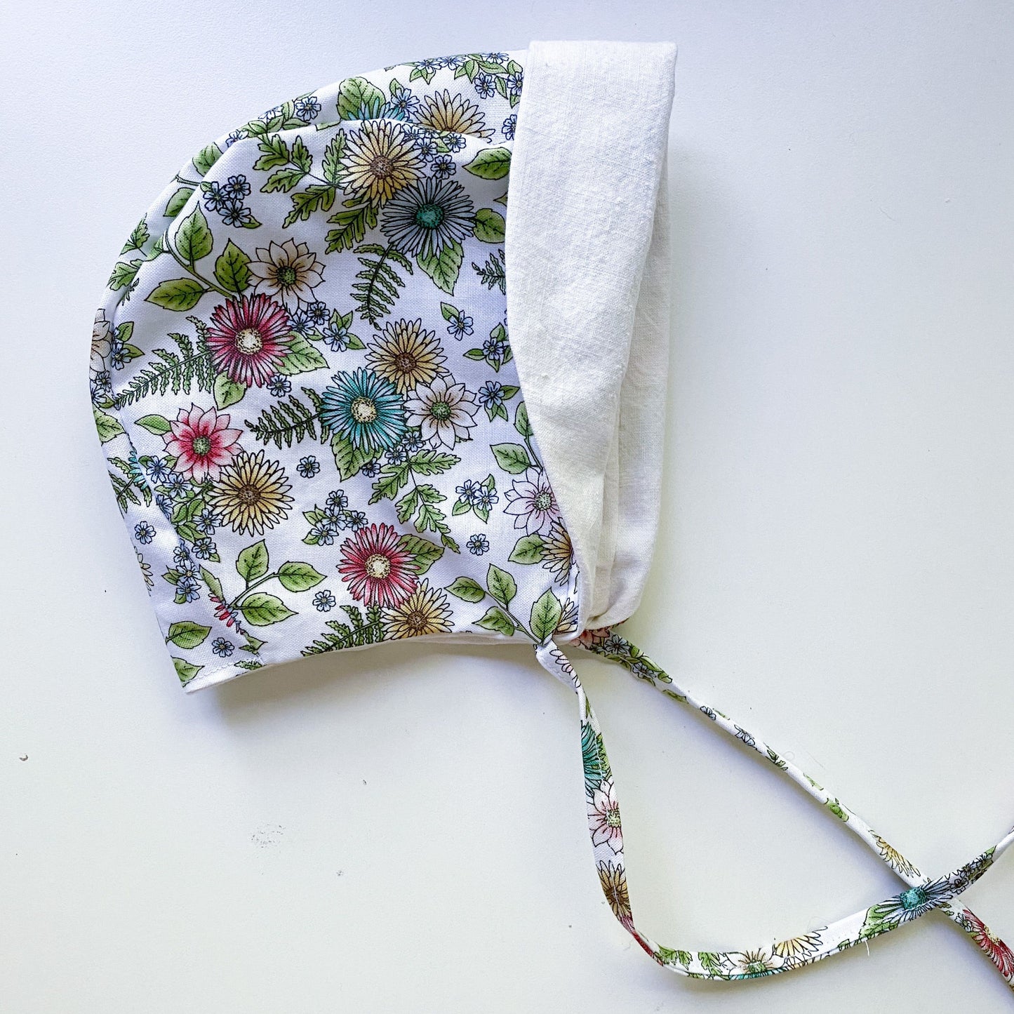 Bonnet béguin soleil - fleuri et blanc - Filabeth
