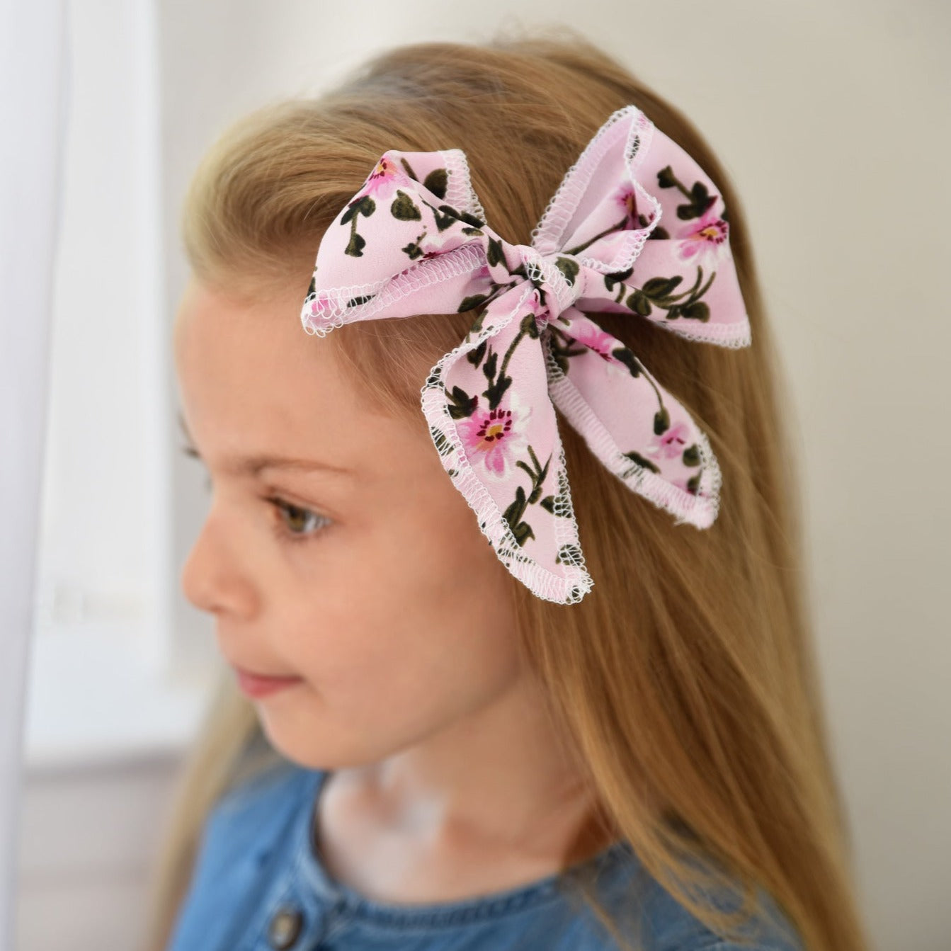 Floral buckle on alligator clip