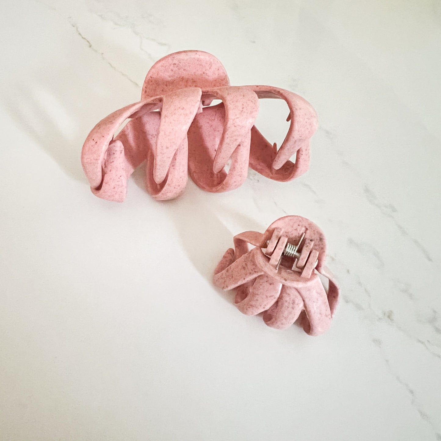 Pince pieuvre rose en paille de blé