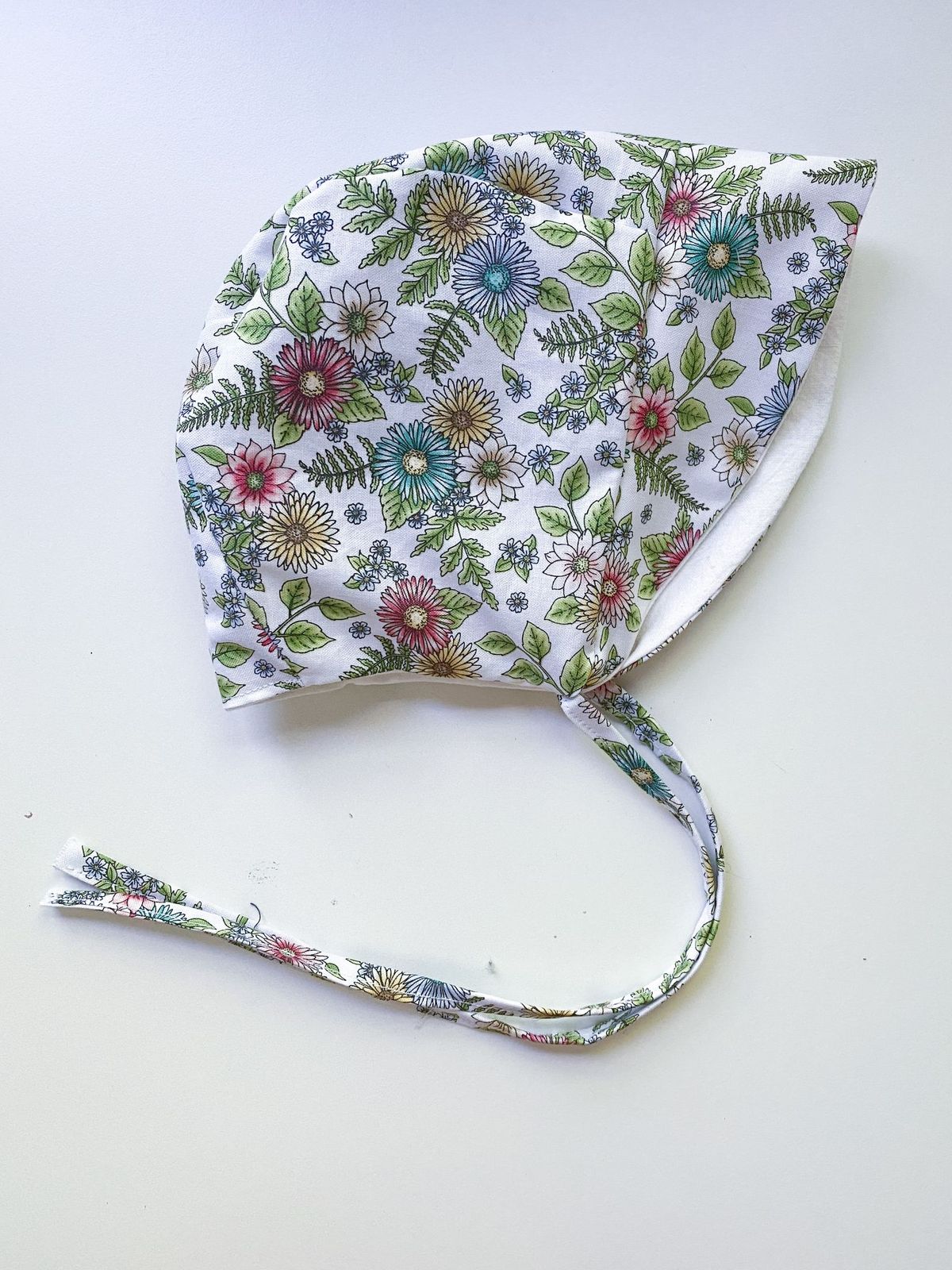 Bonnet béguin soleil - fleuri et blanc - Filabeth